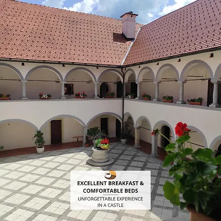 Grad Tustanj Couette-café Moravce