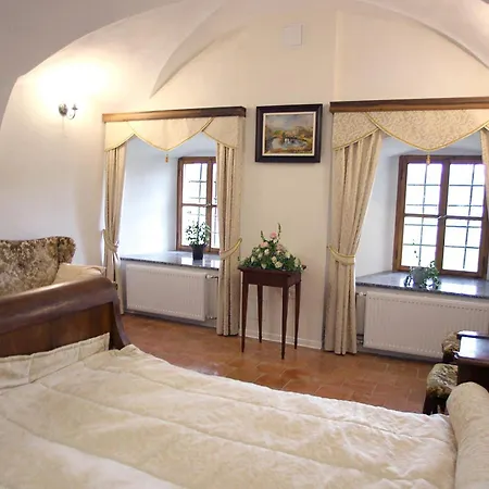 Grad Tustanj Bed & Breakfast